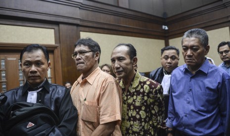 Dua terdakwa Hakim PN Jakarta Selatan nonaktif Iswahyu Widodo (kedua kanan) dan Irwan (kanan) dan Terdakwa perantara dan penyuap dua hakim Pengadilan Negeri (PN) Jakarta Selatan Martin P Silitonga (kedua kiri) bersiap mengikuti sidang tuntutan di Pengadilan Tipikor, Jakarta, Kamis (13/6/2019). 