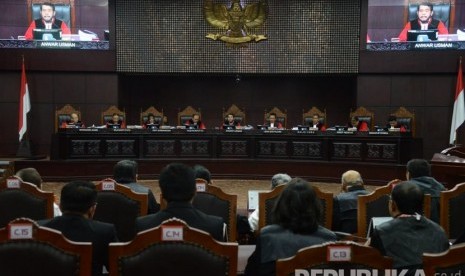 Ketua Mahkamah Konstitusi Anwar Usman saat memimpin jalanya sidang perdana sengketa Pemilhan Presiden (Pilpres) 2019 di Mahkamah Konstitusi, Jakarta, Jumat (14/6).