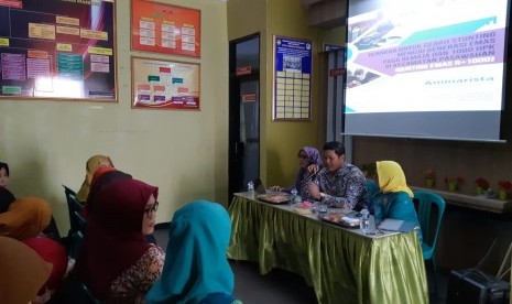 Plt Kepala Dinas Kesehatan Kabupaten Purwakarta, Deni Darmawan (kemeja batik) menyatakan pihaknya menyiapkan tes swab bagi peserta yang hadir dalam rapat banggar DPRD Purwakarta