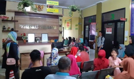 Plt Kepala Dinas Kesehatan Kabupaten Purwakarta, Deni Darmawan (kemeja batik), saat melakukan sidak ke Puskesmas Pasawahan, Jumat (14/6).