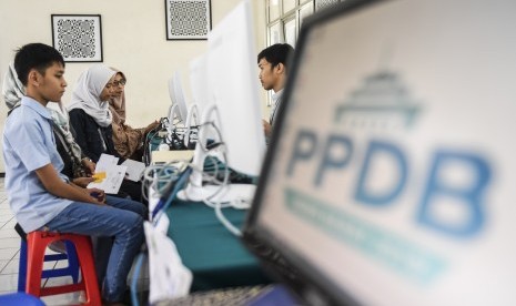 Orang tua dan calon siswa berbincang dengan petugas saat sosialisasi dan simulasi pendaftaran Penerimaan Peserta Didik Baru (PPDB) 2019.