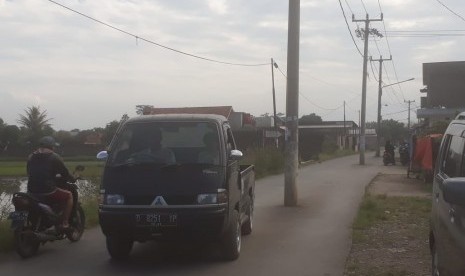 Warga di Jalan Sukajadi, Kampung Sindangsari, Baleendah, Kabupaten Bandung mengeluhkan tiga tiang listrik yang berada di tengah-tengah jalan alternatif menuju Ciparay, Ahad (16/6).