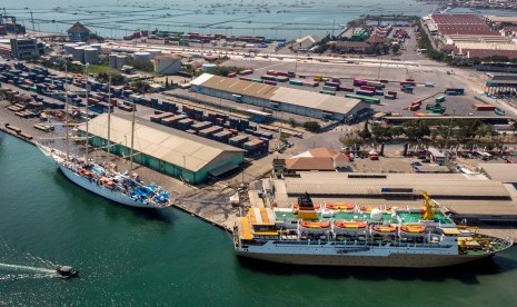 Pelabuhan Tanjung Emas, Semarang, Jawa Tengah. Kapal pesiar berbendera Norwegia, Viking Sun, akhirnya bersandar di Pelabuhan Tanjung Emas Semarang, untuk mengisi logistik.