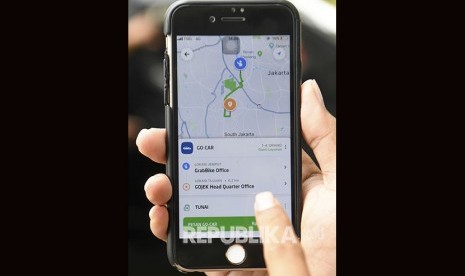 Warga menggunakan aplikasi untuk memesan taksi berbasis dalam jaringan (online) di Jakarta, Ahad (16/6/2019). 