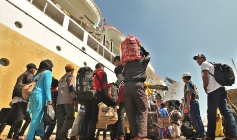 Peserta ‘Balik Lebaran Gratis Bareng Semen Gresik’, dengan tujuan Sampit, Kabupaten Kotawaringin Timur, sedang antre menaiki tangga KM Leuser di dermaga terminal penumpang Pelabuhan Tanjung Emas, Semarang, Jawa Tengah, Ahad (16/6). Sebayak 520 pemudik tujuan Sampit dan Kumai difasilitasi Pt semen Gresik sebagai peserta balik lebaran gratis kali ini.