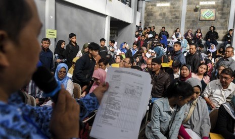 Orangtua dan calon siswa mengantre saat pendaftaran Penerimaan Peserta Didik Baru (PPDB) 2019 tingkat SMA-SMK di SMAN 2 Bandung, Jawa Barat, Senin (17/6/2019). 