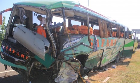 Petugas Komite Nasional Keselamatan Transportasi (KNKT) melakukan identifikasi bus Safari Lux Salatiga yang mengalami kecelakaan di tol Cipali KM 151, Majalengka, Jawa Barat, Senin (17/6/2019). 