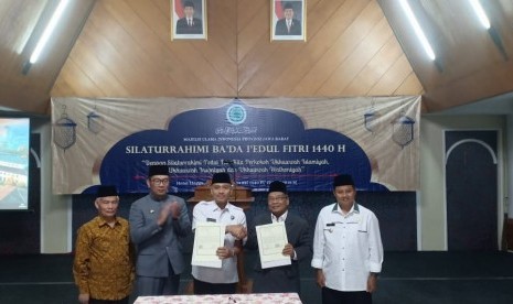 Ketua MUI Jabar dan Kepala BNNP Jabar saat menandatangani MoU pencegahan dan pemberantasan narkoba.