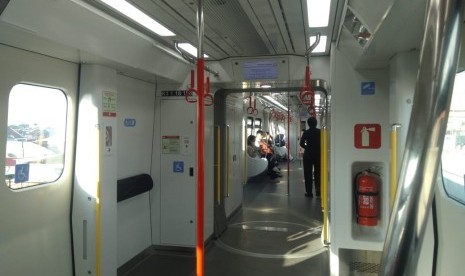 Antusiame warga saat menjajal uji coba gratis Lintas Rel Terpadu (LRT) di Stasiun Boulevard Utara, Jakarta, Selasa (18/6).