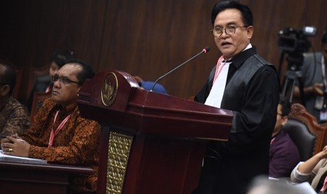 Ketua tim kuasa hukum pasangan calon presiden dan calon wakil presiden nomor urut 01 Yusril Ihza Mahendra (kanan) selaku pihak terkait menyampaikan keterangan pada sidang lanjutan Perselisihan Hasil Pemilihan Umum (PHPU) Pilpres 2019 di gedung Mahkamah Konstitusi, Jakarta, Selasa (18/6/2019). 