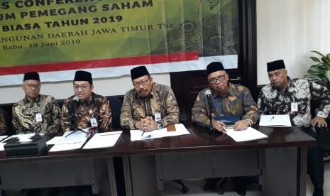 Direktur Utama PT. Bank Pembangunan Daerah Jawa Timur Tbk (Bank Jatim) Hadi Santoso (tengah) memberi keterangan pers seusai mengikuti Rapat Umum Pemegang Saham Luar Biasa (RUPSLB) 2019 di Ruang Bromo Kantor Pusat, Surabaya (19/6)