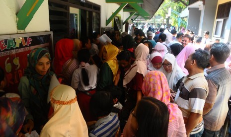 Sejumlah siswa dan orang tua murid antre untuk mengikuti seleksi Penerimaan Peserta Didik Baru (PPDB) 