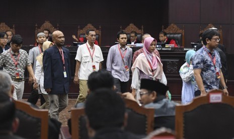 Sejumlah saksi dari pihak pemohon kembali ke ruangang saksi setelah diambil sumpahnya saat sidang Perselisihan Hasil Pemilihan Umum (PHPU) presiden dan wakil presiden di Gedung Mahkamah Konstitusi, Jakarta, Rabu (19/6/2019).