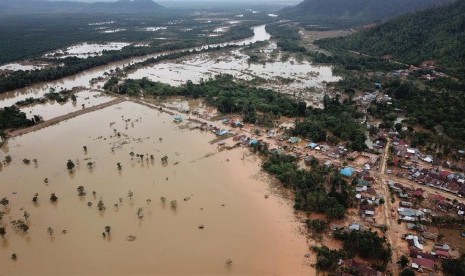 Foto udara banjir di Desa Labungga dan Desa Laronanga, Konawe Utara, Sulawesi Tenggara, Selasa (18/6/2019).