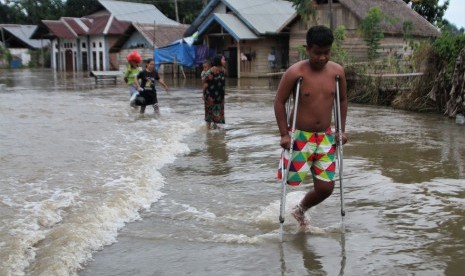 Warga menerobos banjir rob