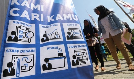 Warga mencari informasi lowongan pekerjaan di bursa kerja. ilustrasi