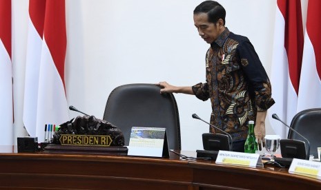 Presiden Joko Widodo bersiap memimpin rapat terbatas persiapan KTT Asean dan KTT G20 di Kantor Presiden, Jakarta, Rabu (19/6/2019).