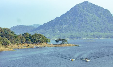 Sejumlah kapal cepat berlayar menuju Pulau Biru di kawasan Waduk Jatiluhur, Purwakarta, Jawa Barat, Rabu (19/6/2019).