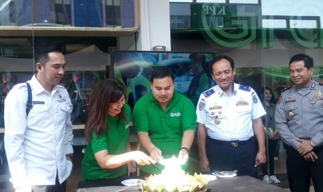 Vice President Grab West Java Yose Tireza Ariza menerima potongan tumpeng tanda diresmikannya Kantor Grab Paskal .