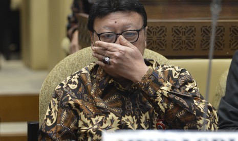 Menteri Dalam Negeri Tjahjo Kumolo mendengarkan usulan saat rapat kerja dengan Komisi II DPR di gedung parlemen, Senayan Jakarta, Kamis (20/6/2019). 