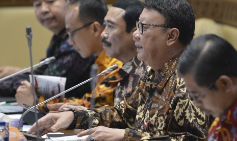 Menteri Dalam Negeri Tjahjo Kumolo (kedua kanan)