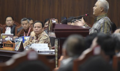 Ketua Bawaslu Abhan (ketiga kiri) menyimak keterangan saksi ahli dari pihak termohon Marsudi Wahyu Kisworo saat mengikuti sidang lanjutan Perselisihan Hasil Pemilihan Umum (PHPU) presiden dan wakil presiden di gedung Mahkamah Konstitusi, Jakarta, Kamis (20/6/2019). 