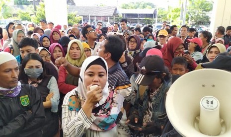 Ratusan wali murid menolak PPDB sistem zonasi di depan kantor Dinas Pendidikan Surabaya, Kamis (20/6).