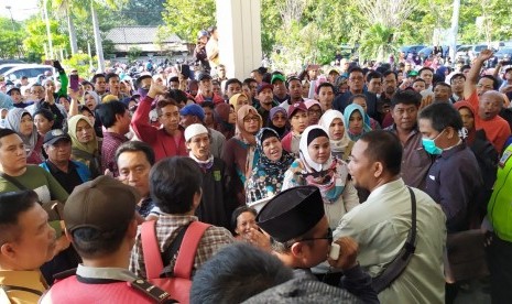 Ratusan wali murid menolak PPDB sistem zonasi di depan kantor Dinas Pendidikan Surabaya, Kamis (20/6).