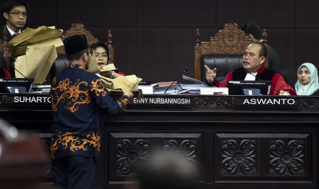 Hakim Konstitusi Aswanto (kedua kanan) 