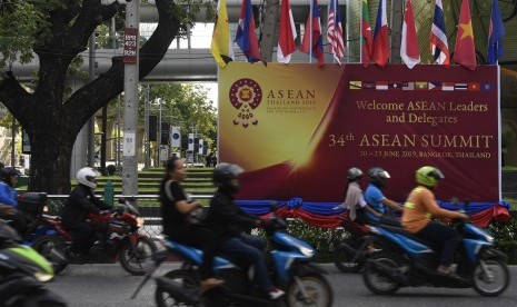 Sejumlah pengendara bermotor melintas di depan baliho penyambutan delegasi dan pemimpin negara Asia Tenggara jelang rangkaian Konferensi Tingkat Tinggi (KTT) ASEAN ke-34 di Bangkok, Thailand, Kamis (20/6/2019). 