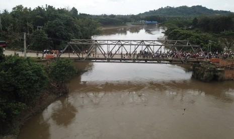 Foto udara rombongan Menteri PUPR bersama Komisi V DPR RI berada di atas jembatan Ameroro penghubung jalan trans sulawesi di Kecamatan Uepai, Konawe, Sulawesi Tenggara, Kamis (20/6/2019). 