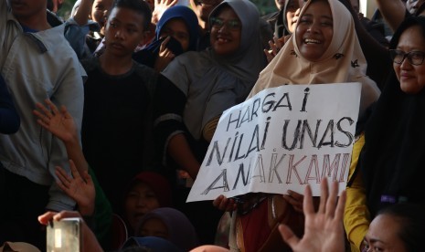 Warga berunjuk rasa di kantor Dinas Pendidikan Kota Surabaya, Jawa Timur, Kamis (20/6/2019). 