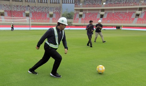 Menpora Imam Nahrawi bermain bola ketika meninjau Stadion Papua Bangkit, Kampung Harapan, Jayapura, Papua, Jumat (21/6/2019). 