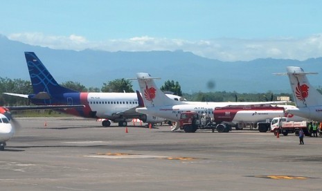 Sejumlah pesawat dari berbagai maskapai penerbangan berada di Bandara Internasional Sultan Hasanuddin, Makasar, Sulawesi Selatan, Jum'at (21/6/2019). Pemerintah resmi memutuskan untuk menurunkan harga tiket pesawat pada maskapai low cost carrier (LCC/penerbangan murah) domestik dan berlaku bagi penerbangan pada jam tertentu serta tidak berlaku secara menyeluruh. 