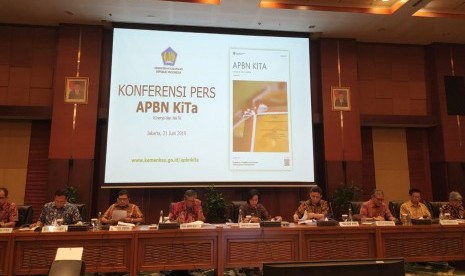 Menteri Keuangan Sri Mulyani (tengah) dalam konferensi pers mengenai kinerja APBN sampai akhir Mei 2019 di kantornya, Jakarta, Jumat (21/6). 