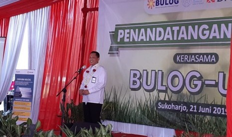 Direktur Utama Perum Bulog Jenderal Polisi (Purn) Budi Waseso memberikan sambutan di acara panen perdana sekaligus penandatanganan nota kesepahaman antara Bulog dan Universitas Sebelas Maret (UNS) Solo, di kompleks Rumah Sakit UNS di Kabupaten Sukoharjo, Jawa Tengah, Jumat (21/6).