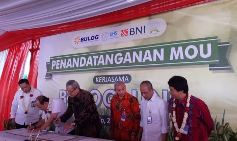 Perum Bulog menandatangani nota kesepahaman dengan Universitas Sebelas Maret (UNS) Solo, terkait pengembangan pangan di wilayah Eks Karesidenan Surakarta.  Penandatanganan dilakukan oleh Direktur Pengembangan Bisnis dan Industri Perum Bulog Imam Subowo dan Wakil Rektor IV UNS Sajidan, disaksikan Direktur Utama Perum Bulog Jenderal Polisi (Purn) Budi Waseso dan Rektor UNS Jamal Wiwoho di kompleks Rumah Sakit UNS di Kabupaten Sukoharjo, Jawa Tengah, Jumat (21/6). 