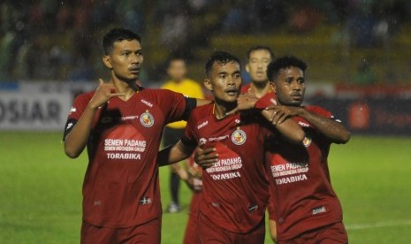 Pesepak bola Semen Padang FC Muhammad Rifqi (tengah) melakukan selebrasi usai mencetak gol ke gawang Perseru Badak Lampung FC bersama rekan setimnya Agung Prasetyo (kiri) dan Rido Yoku (kanan), pada pertandingan Liga 1 2019 di Stadion GOR H Agus Salim Padang, Sumatera Barat, Jumat (21/6/2019). 