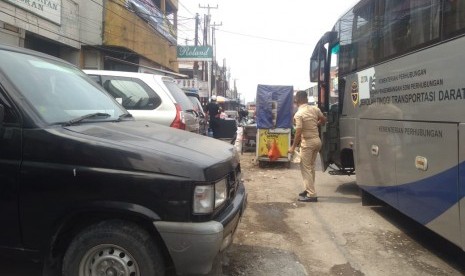 Kondisi trotoar di sepanjang Jalan Yos Sudarso, Cikarang Utara, Bekasi yang dijadikan tempat berdagang dan parkir oleh warga sekitar, Senin (24/6). 