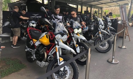 Peserta kegiatan peluncuran tengah melihat produk Moto Guzzi  V85TT.