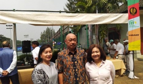 Wasekjen PP PELTI Susan Soebakti,  Waketum PP PELTI Sutikno Muliadi, Sekjen PP PELTI Lani Sardadi (kiri-kanan) di lapangan tenis Elite Club, Jakarta, belum lama ini.