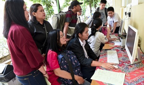 Sejumlah siswa dan orang tua murid mendaftar seleksi Penerimaan Peserta Didik Baru (PPDB) menggunakan komputer di SMAN 1 Jakarta, Jakarta, Senin (24/6/2019).