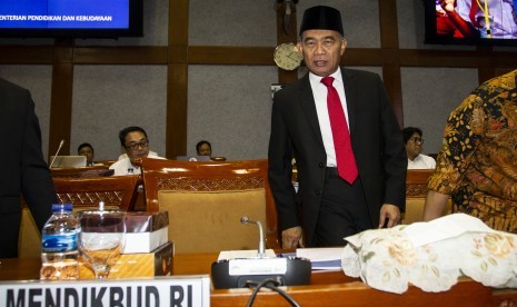 Menteri Pendidikan dan Kebudayaan Muhadjir Effendy bersiap mengikuti rapat kerja dengan Komisi X DPR di Kompleks Parlemen, Senayan, Jakarta, Senin (24/6/2019).