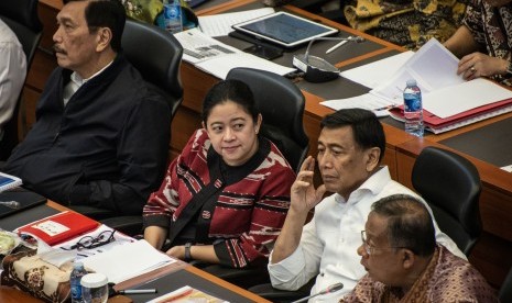 (dari kiri) Menko Kemaritiman Luhut Binsar Pandjaitan, Menko PMK Puan Maharani, Menko Polhukam Wiranto dan Menko Perekonomian Darmin Nasution mengikuti rapat kerja dengan Badan Anggaran (Banggar) DPR di Kompleks Parlemen, Senayan, Jakarta, Selasa (25/6/2019). 