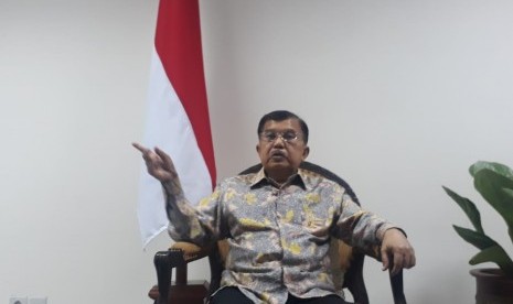 Wakil Presiden Jusuf Kalla saat diwawancarai wartawan di Kantor Wakil Presiden, Jakarta, Selasa (25/6). 