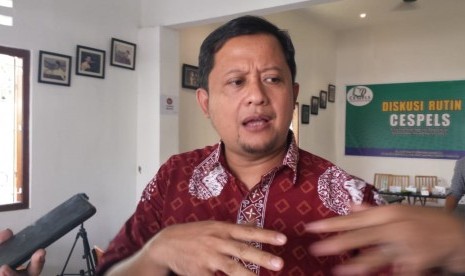  Ubedilah Badrun memberikan keterangan kepada media.