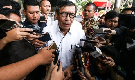 Menteri Hukum dan HAM Yasonna H Laoly menjawab pertanyaan wartawan seusai menjalani pemeriksaan di Gedung KPK, Jakarta, Selasa (25/6/2019). 