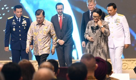 Wakil Presiden Jusuf Kalla (Media kiri) didampingi Menlu Retno LP Marsudi (kedua kanan), KSAL Laksamana TNI Siwi Sukma Adji (kanan), KSAU Marsekal TNI Yuyu Sutisna (kiri), Utusan Sekjen PBB untuk Misi Perdamaian Jean Pierre Lacroic (istiga kanan) dan Pengamat Permanen dan Kepala Delegasi ICRC intu PBB Robert Mardini meninggalkan podium seusai membuka Konferensi Internasional Pasukan Bersenjata Modern bagi Perdamaian yang diselenggarakan TNI bersama Komite Internasional Palang Merah (ICRC) didukung Kementerian Luar Negeri, di Jakarta, Selasa (25/6/2019). 