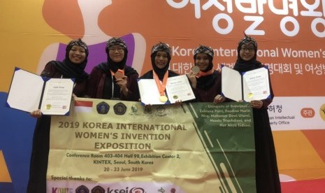 Mahasiswa Fakultas Teknologi Pertanian Universitas Brawijaya (FTP UB) berhasil meraih prestasi gemilang di Korean International Woman Invention and Expotition (KIWIE) 2019, baru-baru ini. 