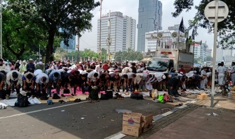 Massa Tahlil 266 menggelar salat dzuhur berjamaan di depan kantor Kementerian Pariwisata, Jakarta Pusat, Rabu (26/6).